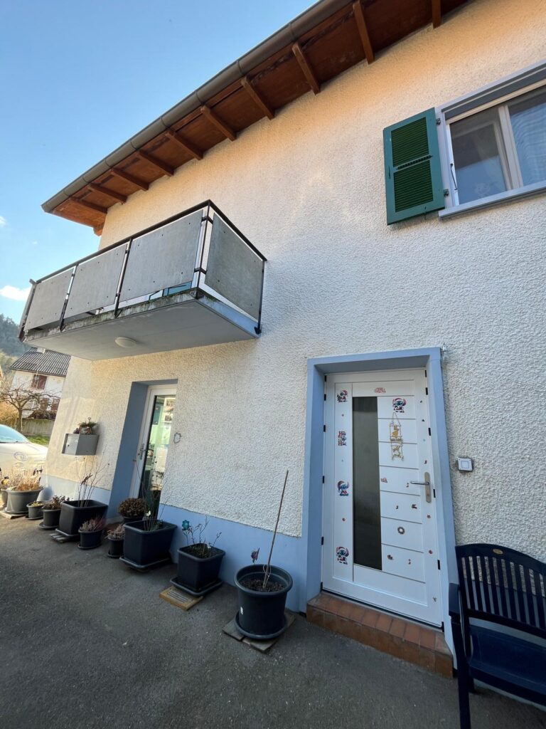 Faade entre commerce et balcon